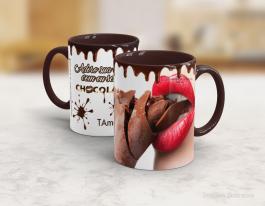 CANECA EM CERÂMICA DIA DOS NAMORADOS - ADORO SUA BOCA COM OU SEM CHOCOLATE Caneca Cerâmica Branca com Alça e Interior em Cores 325ml  Sublimação  