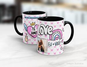 CANECA EM CERÂMICA DIA DOS NAMORADOS - EU + VOCÊ = LOVE Caneca Cerâmica Branca com Alça e Interior em Cores 325ml  Sublimação  