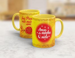 CANECA EM CERÂMICA DIA DOS NAMORADOS - SUA PRESENÇA VALE MAIS QUE UMA SERENATA DE AMOR Caneca Cerâmica Branca com Alça e Interior em Cores 325ml  Sublimação  