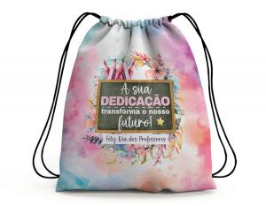 SACOCHILA DIA DOS PROFESSORES - A SUA DEDICAÇÃO TRANSFORMA O NOSSO FUTURO Tecido 100% Poliéster (oxford)  Personalizado Frente e Verso Sublimação Cordão em Nylon 
