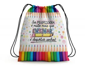SACOCHILA DIA DOS PROFESSORES - SER PROFESSORA É MUITO MAIS QUE ENSINAR É DESPERTAR SONHOS Tecido 100% Poliéster (oxford)  Personalizado Frente e Verso Sublimação Cordão em Nylon 